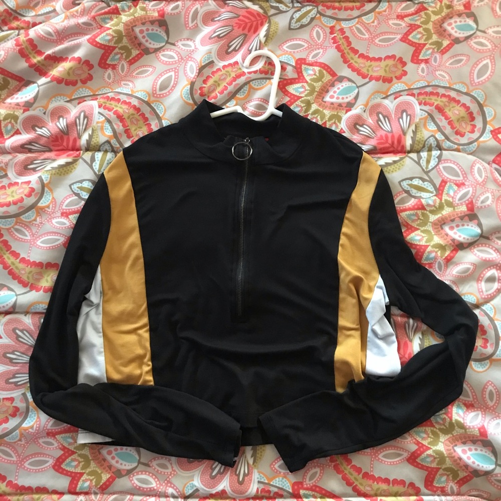 Black long-sleeve crop top